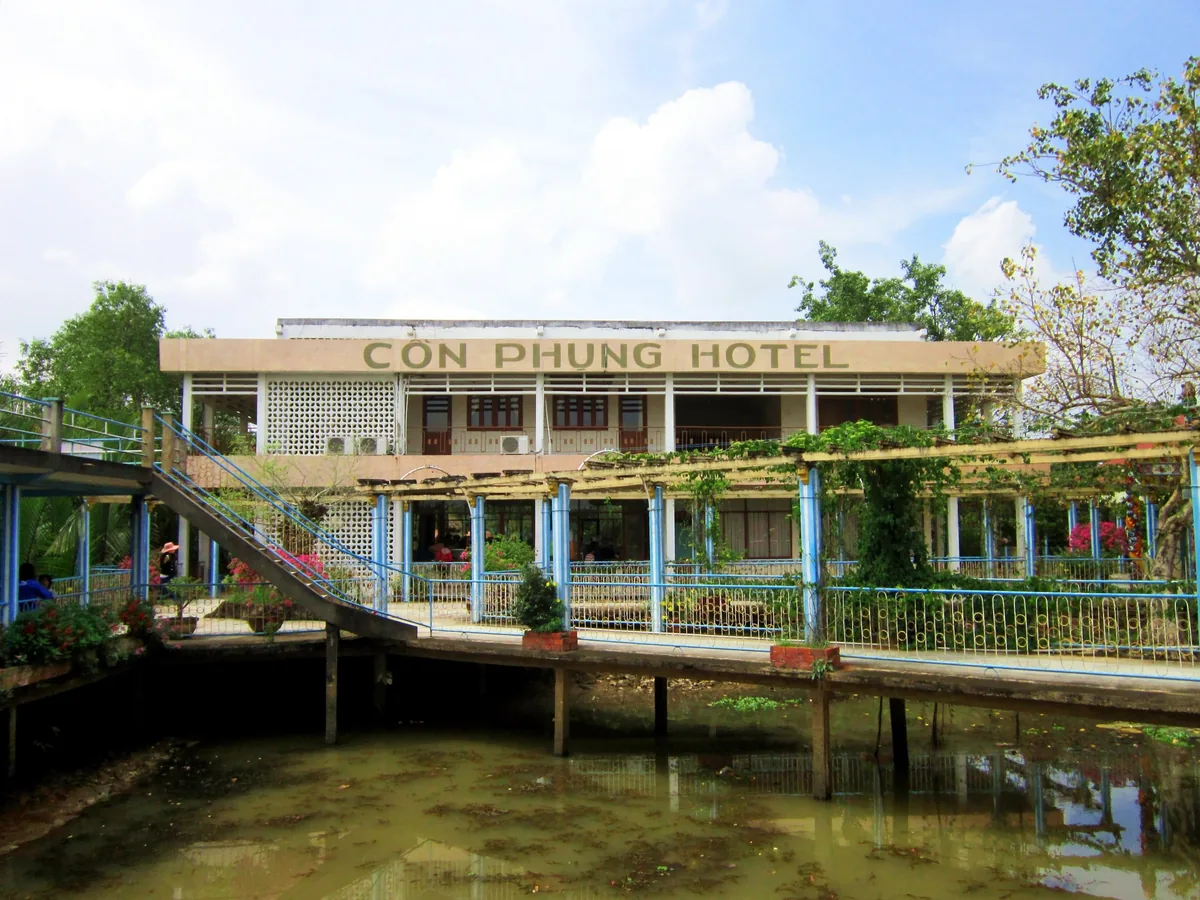 Khách sạn Cồn Phụng hai tầng nối với cầu gỗ bắc qua ao nước ở vùng Đồng bằng sông Cửu Long.