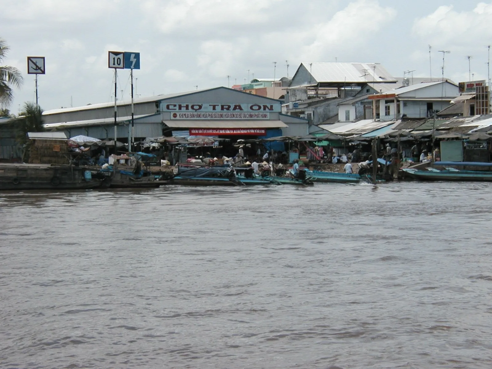 Những chiếc thuyền gỗ đậu ven sông tại chợ Trà Ôn ở vùng Đồng bằng sông Cửu Long.