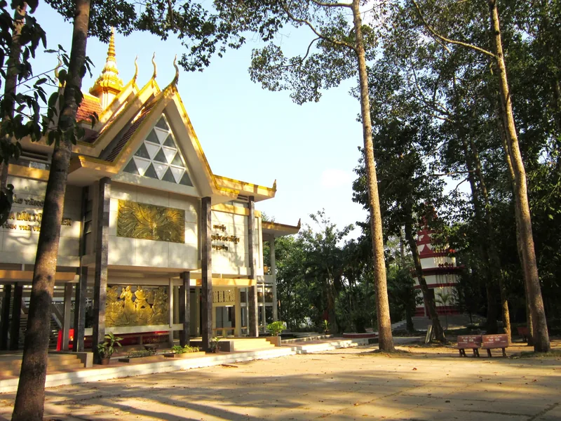 Bảo tàng văn hóa Khmer với mái vàng nổi bật giữa hàng cây cao ở Trà Vinh.