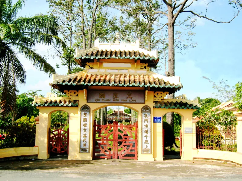Cổng vàng mái ngói chạm khắc với chữ Hán dẫn vào Văn Thánh Miếu ở Vĩnh Long.
