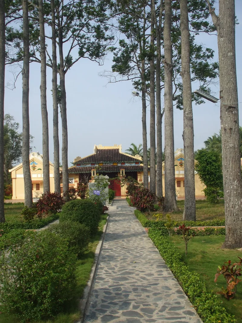 Con đường lát đá rợp bóng cây dẫn đến kiến trúc cổ truyền của Văn Thánh Miếu Vĩnh Long.