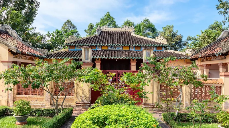 Mái ngói cổ và khu vườn sân trong tại Văn Thánh Miếu ở Vĩnh Long, Việt Nam.